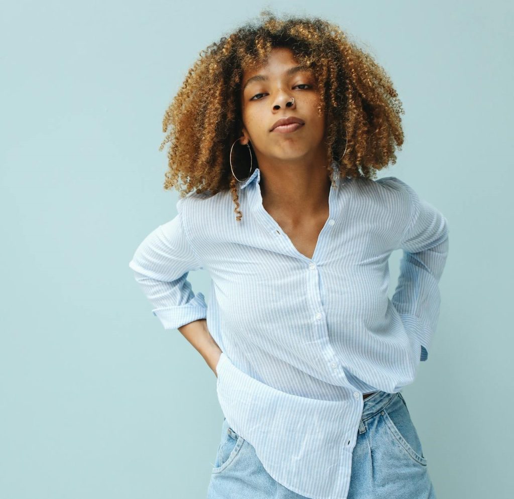 Tendance 2022 : se distinguer avec les chemises aux coupes féminines