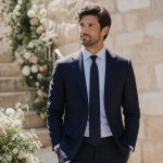 découvrez nos conseils pour choisir la tenue idéale pour un homme lors d'un baptême, alliant élégance et respect de l'événement.