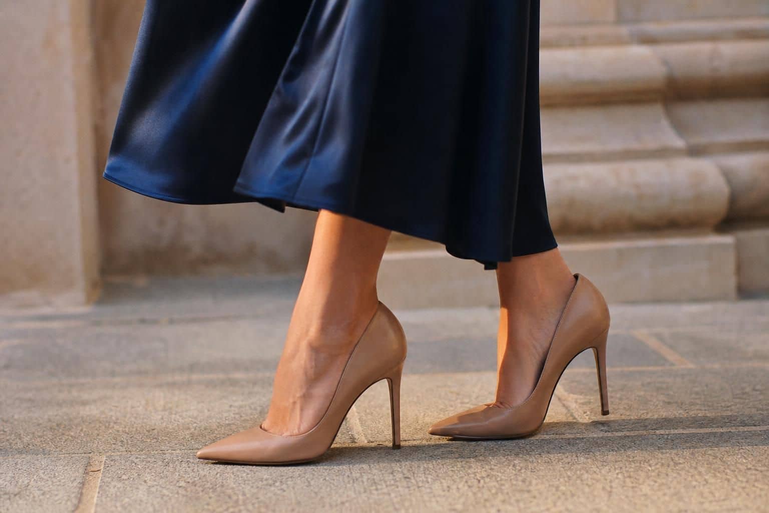 découvrez quelles chaussures assortir avec une robe bleu marine pour un look élégant et harmonieux, que ce soit pour une occasion décontractée ou formelle.
