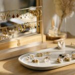 découvrez des astuces simples et ingénieuses pour organiser et ranger vos boucles d'oreilles facilement, tout en préservant leur beauté et leur accessibilité.