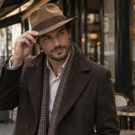 découvrez comment le chapeau apporte une touche d’élégance au style masculin et choisissez le modèle idéal pour chaque occasion.